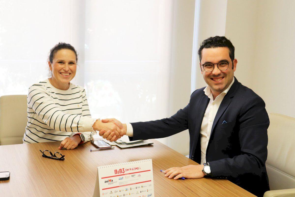 Representantes del ayuntamiento de Almassora y la EGM Supoi-8 cerrando acuerdo de colaboración.